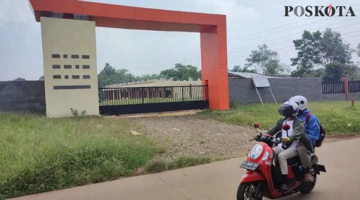 Gedung SMKN Cisata di Pandeglang masih terlihat sepi dan belum ada kegiatan siswa. (Foto: Samsul Fatoni).