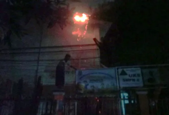 Kebakaran di SMPN6 Cilodong Depok hanguskan atap sekolah, Sabtu malam. (deny)