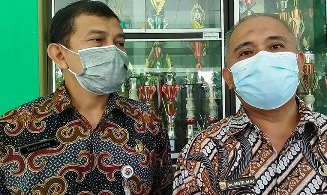 Kepala SMPN 252 Jakarta, Misto (kanan), satu siswa SMPN 252 Jakarta terkonfirmasi positif Covid-19 sempat ikuti PTM, guru dan siswa jalanani PCR. (Foto/ardhi) 