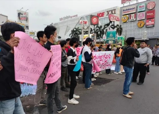 Aksi solidaritas mahasiswa atas kasus TPPO yang menimpa TKW asal Karawang, Dede Asiah.(Ist)