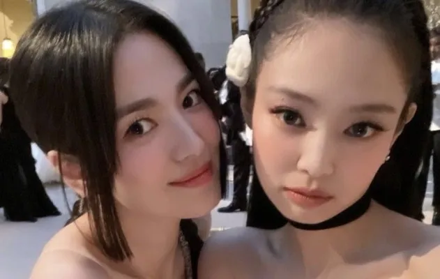 Song Hye Kyo dan Jennie BLACKPINK hadir di Met Gala 2023. (instagram/@jinyoungzooo)