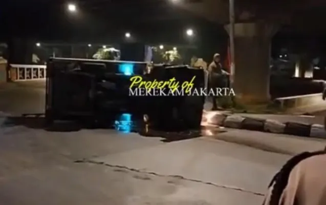 kondisi mobil box terguling di Jalan RE Martadinata .(Ist)