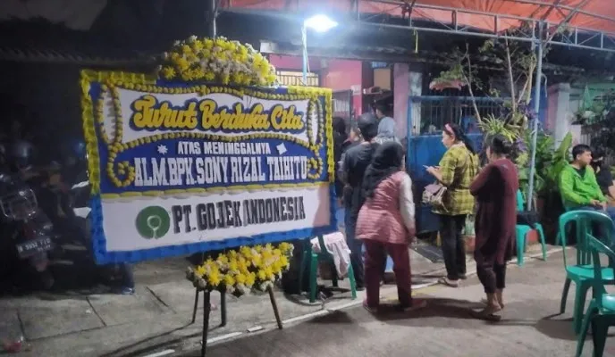 Warga saat melayat rumah korban Rizal Sony Taihitu di kawasan Tambun Bekasi. (Ist).