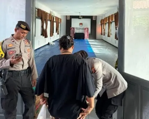 Petugas Polres Purwakarta memeriksa setiap pekerja sortir dan lipat (sorpat) surat suara yang akan melakukan sorpat di Kantor KPU Purwakarta. (ist)