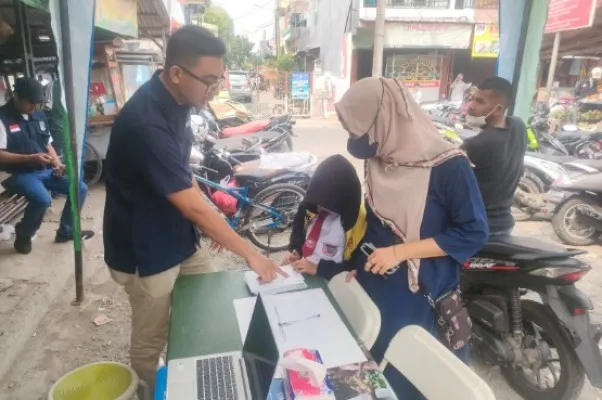 Tim BPJS Ketenagakerjaan Cabang Bekasi Kota melakukan edukasi dan sosialisasi  di Pasar Pejuang, Kota Bekasi.(Ist)