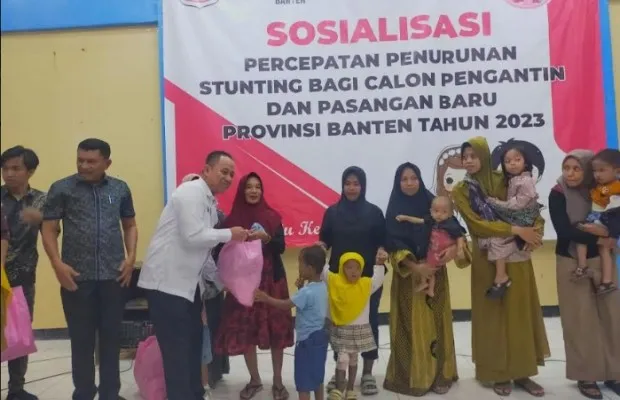 Kepala BKKBN Banten saat memberikan makanan tambahan terhadap anak di Lebak. (Foto: Ist).