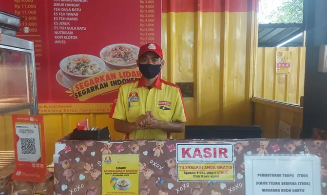 Supervisor (SPV) Outlet Soto Seger Boyolali Hj. Amanah diserbu warga yang bernama Muhammad dan Ahmad di hari besar Maulid Nabi SAW. (Foto/angga) 