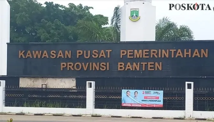 Spanduk Capres dan Cawapres Jadi Penghias Pagar Kantor Pusat