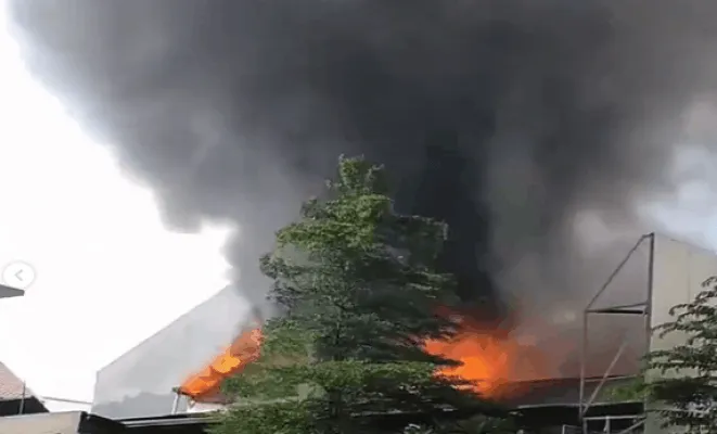 Kebakaran di Jalan Pemuda, Rawamangun, Jakarta Timur (Foto: @jktinfo/Instagram)