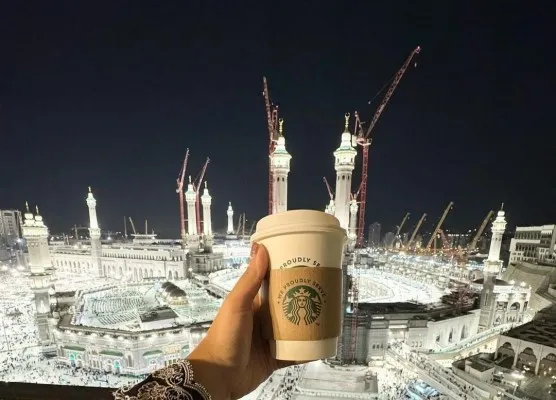 Wakil Ketua DPRD DKI Jakarta sekaligus anak Ketum PAN Zulhas, Zita Anjani mengunggah foto Starbucks berlatar Kabah. (Instagram/@zitaanjani)