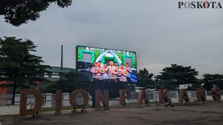 Suasana di depan Stadion Pakansari, Kabupaten Bogor. (Poskota.co.id/Panca Aji)