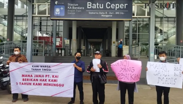 Aksi Massa di Stasiun Kereta Api Bandara Soetta. (Iqbal)