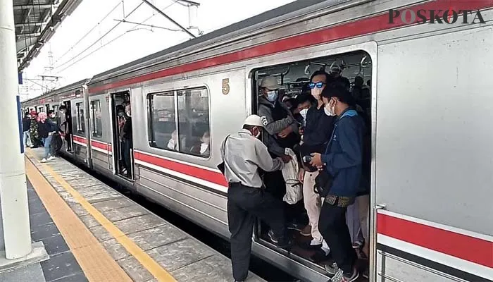 Pengguna KRL yang melakukan naik turun di Stasiun Matraman, Jakarta Timur, Jumat (17/6/2022) (ardhi)