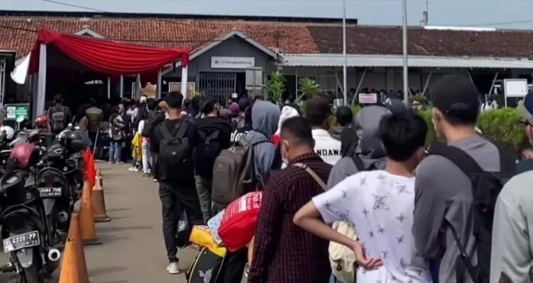 Ribuan para pemudik saat antre tiket di stasiun KA Rangkasbitung Lebak. (Foto: Ist).