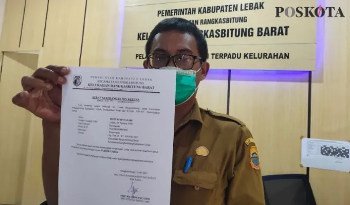 Lurah Rangkasbitung  Barat Firli Wijaya menunjukan surat keterangan izin keluar (yusuf)