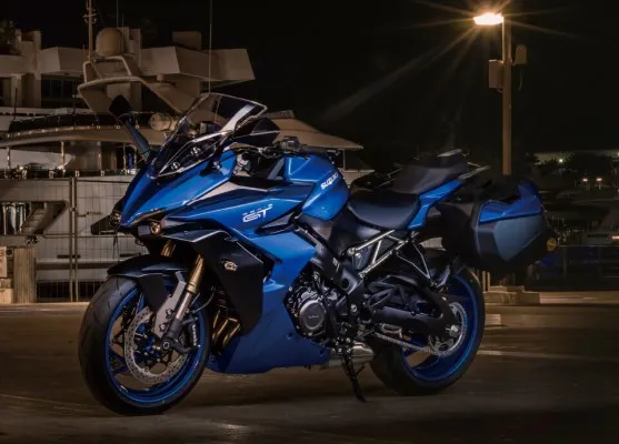 Suzuki GSX-S1000 GT tampil keren dengan aksesoris turing. (foto/suzuki)