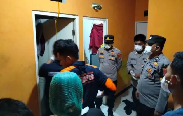 Personil Polsek Walantaka dan Tim INAFIS Polresta Serang Kota saat mengevakuasi jasad korban. (ist)