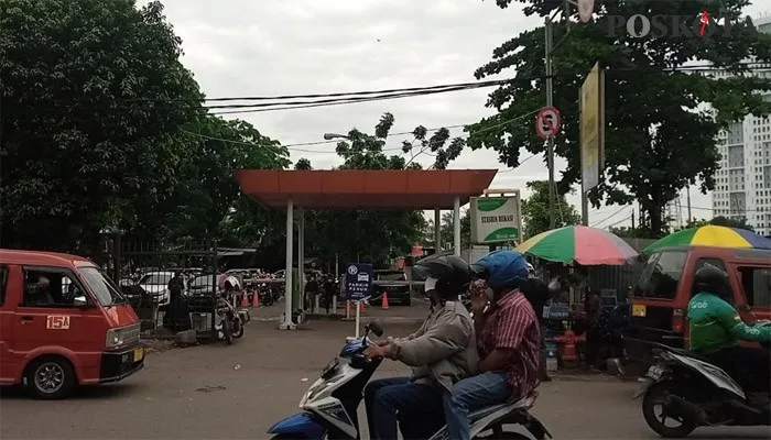 Suasana depan stasiun Bekasi, lalu lalang pengendara dan para pejalan yang berada di  pintu utara jalan perjuangan Bekasi Utara. Rabu (24/11/2021).(ihsan fahmi)