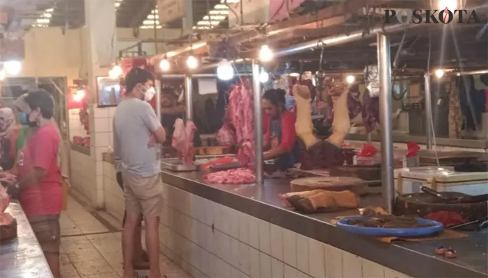 Pedagang daging sapi di Pasar Koja Baru, Koja, Jakarta Utara. (Yono)