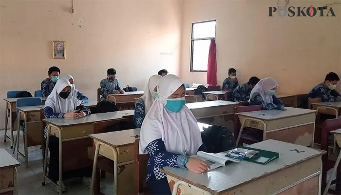 Suasana belajar di ruang kelas di SMPN 1 Kota Bekasi saat melakukan pembelajaran tatap muka di masa Pandemi Covid-19 Beberapa waktu lalu. (Ihsan Fahmi)