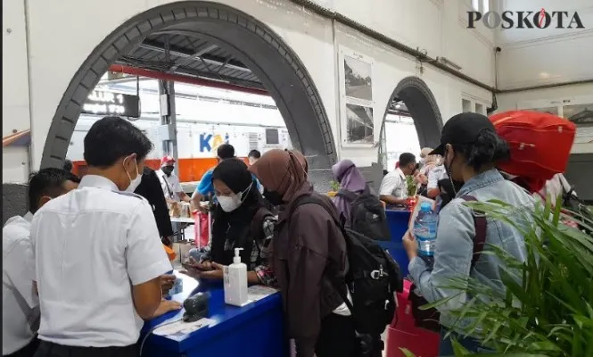 Suasana Stasiun Pasar Senen.(CR02)