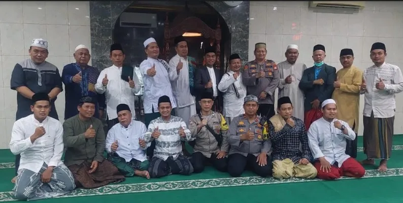 Kapolsek Kalideres AKP Syafri Wasdar  didampingi Camat Kalideres lakukan subuh keliling bentuk menjaga lingkungan dari gangguan kamtibmas. (Ist)