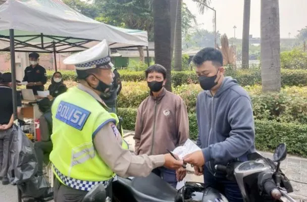 Dinas LH bersama kepolisian menggelar tilang bagi kendaraan yang belum uji emisi di kawasan Taman Anggrek, Jakbar. (Ist)