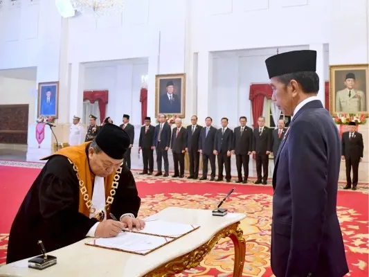 Suharto dilantik Presiden Jokowi sebagai Wakil Ketua Mahkamah Agung (MA) bidang Non Yudisial di Istana Negara, Jakarta Pusat pada Rabu, 15 Mei 2024. (Dok: Biro Pers Sekretariat Presiden)