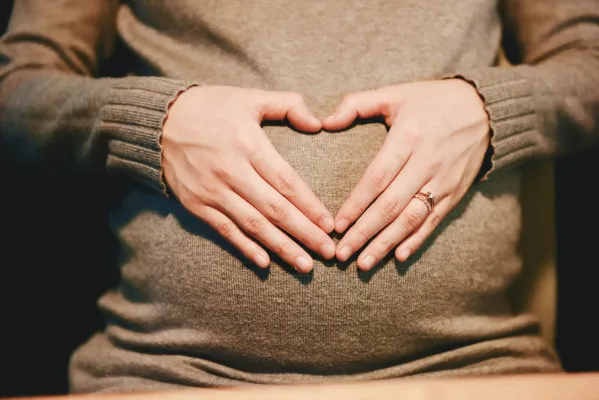 Hindari kandungan makeup yang bahaya bagi ibu hamil karena sebabkan risiko kesehatan pada janin. (Unsplash/@Suhyeon Choi)