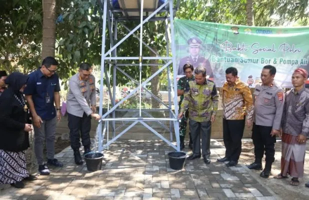 Kapolresta Serang Kota Kombes Sofwan Hermanto didampingi Walikota Serang Syafrudin saat menyerahkan sumur bor bantuan Kapolri. (ist)