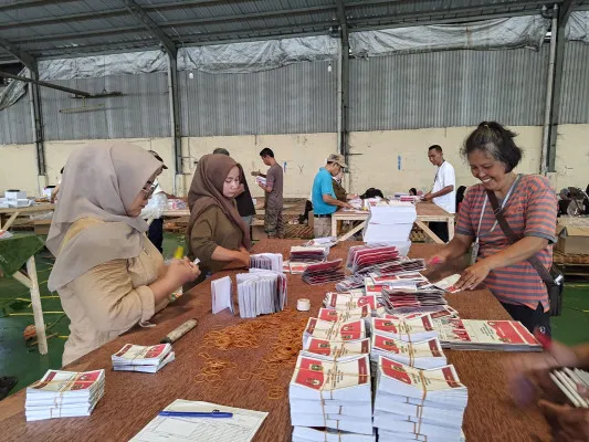 Pekerja saat melakukan penyortiran dan pelipatan surat suara di gudang KPU Kabupaten Tangerang. (Dok. KPU Kabupaten Tangerang)