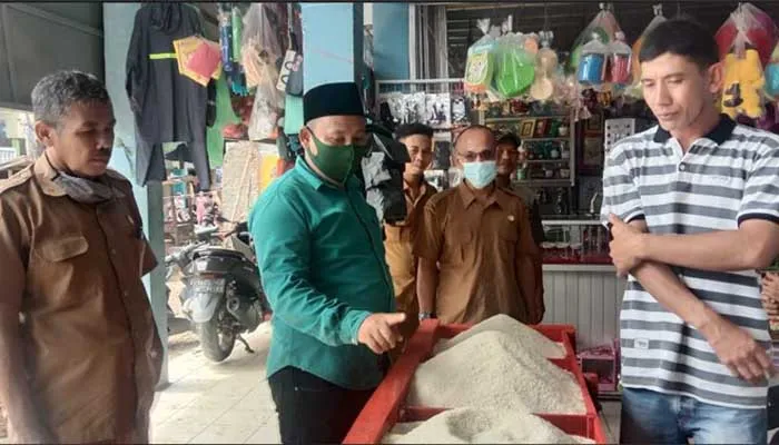 Doc Musa Weliansyah bersam dengan Disperindag Lebak melakukan survei ke pasar di Lebak (ist)