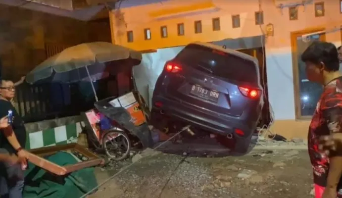 Mobil SUV tabrak rumah kontrakan di kawasan Kembangan, Jakarta Barat. (Ist)