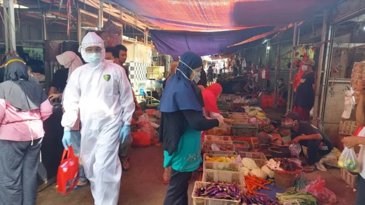 Pedagang pasar tidak menggunakan masker langsung di swab oleh anggota Bhabinkamtibmas Kelurahan Pondok Petir dan Pokdarkamtibmas.(Ist)