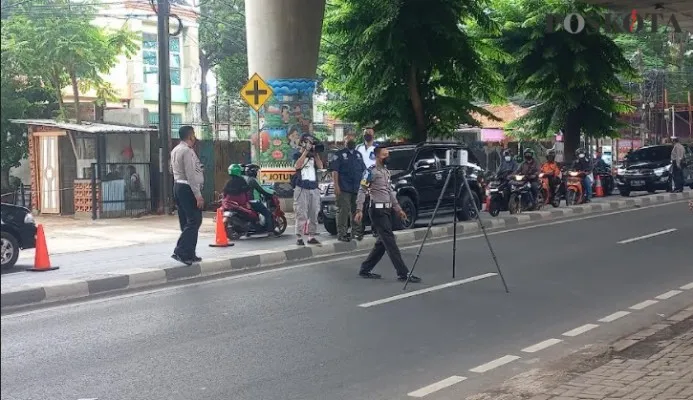 Polisi Lalu Lintas Melakukan Olah TKP menggunakan TAA pasca kecelakaan tabrak lari di Jl. Pangeran Antasari, Jaksel .(adji)