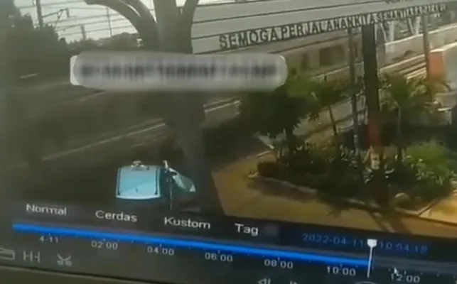 Taksi tertabrak kereta di perlintasan KA tanpa palang di kawasan Cengkareng, Jakarta Barat. (Tangkapan Layar)