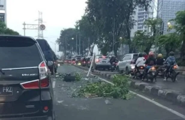 Tiang PJU roboh yang berlokasi di Jalan Chairil Anwar Kota Bekasi. (Ist/@infobekasi).