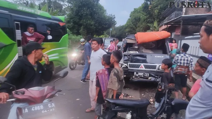 Warga Pandeglang saat mengevakuasi mobil yang terlibat kecelakaan lalulintas. (Foto: Samsul Fatoni)