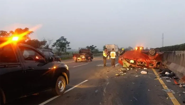 Personil PJR Induk Ciujung dan Seksi Lakalantas Polda Banten saat melakukan olah TKP lakalantas di jalan tol. (ist)