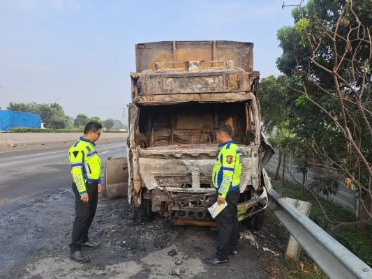 Kondisi truk boks seusai yang menabrak barier Tol Tangerang-Merak hingga terbakar. (Dok. Satlantas Polresta Tangerang)