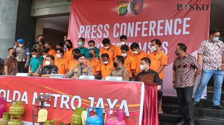 16 orang tersangka pengoplos tabung gas 12 kilogram.(Poskota/Andi Adam)