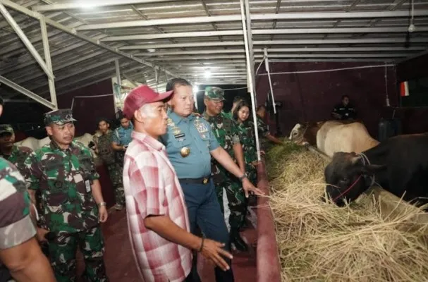 TNI Laksamana TNI Yudo Margono didampingi Aster Panglima TNI Mayjen TNI Mochamad Syafei Kasno  lahan pertanian milik Korem 051/Wijayakarta yang berada di Desa Wanajaya, Kabupaten Bekasi, Jawa Barat.(Ist)