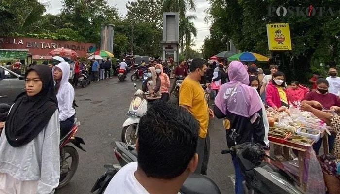 Penjual takjil dadakan di Villa Bintaro Indah. (Veronica)