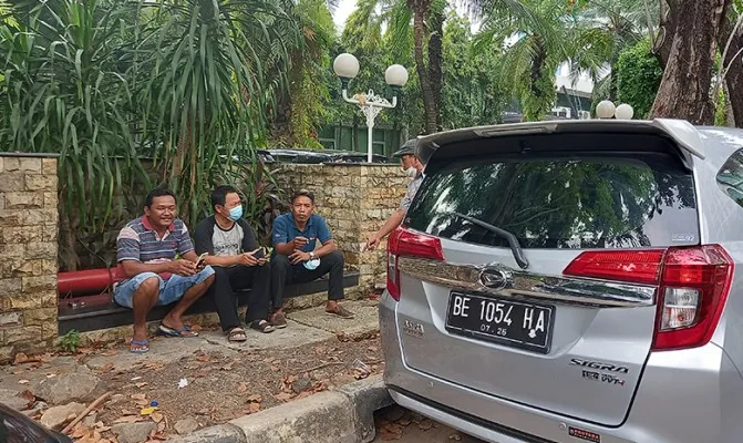 Pengendara taksi online menyambut baik wacana pemasangan stiker khusus pada taksi online, selama berjalan baik sesuai mekanisme dan fungsinya. (Foto/cr01)