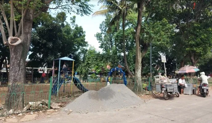 Lokasi Taman Merdeka yang  teduh dibawah rindang pohon besar membuat beberapa pelancong menjadikan sebagai tempat istirahat sementara. (Angga)