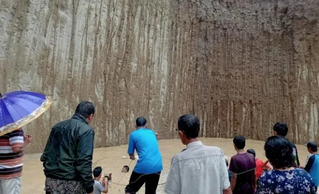 Tim gabungan saat  mengevakuasi Bocah 10 tahun yang tenggelam di galian pasir. (ist)