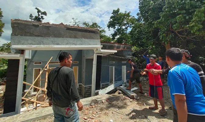 Karena amblas hingga 1 meter, warga terpaksa bongkar rumah di Kalanganyar Lebak. (Foto/yusuf)