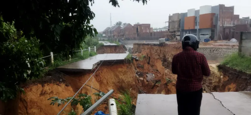 Jalan Karang Tengah, Desa Karang Tengah, Kecamatan Pagedangan, Kabupaten Tangerang diterpa longsor. (Dok. BPBD Kabupaten Tangerang)