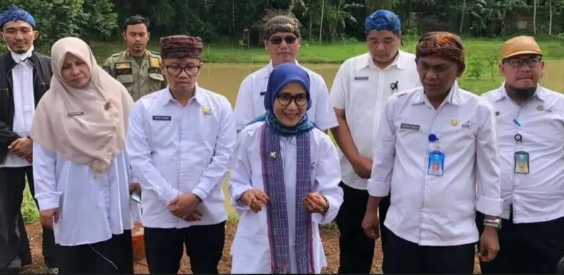 Bupati Lebak saat menanam cabai di halaman pekarangan rumah. (Foto: Ist).