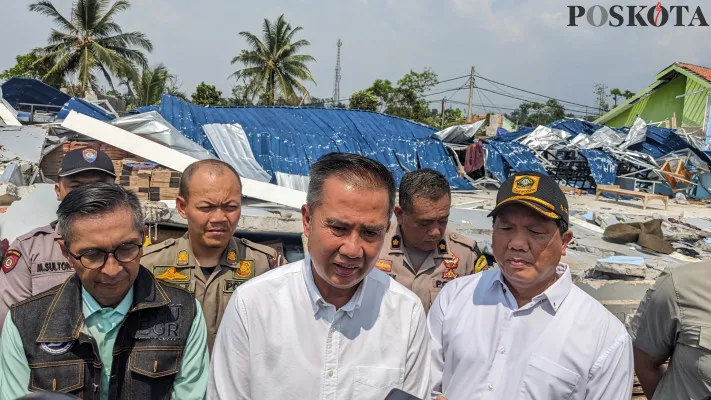 Pj Gubernur Jabar, Bey Triadi Machmudin meninjau lokasi bencana di Desa Cimayang, Kecamatan Pamijahan, Kabupaten Bogor, Selasa, 3 September 2024. (Poskota/Panca Aji)